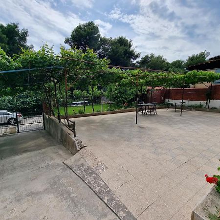 Retreat Apartments With Free Parking Pola Esterno foto