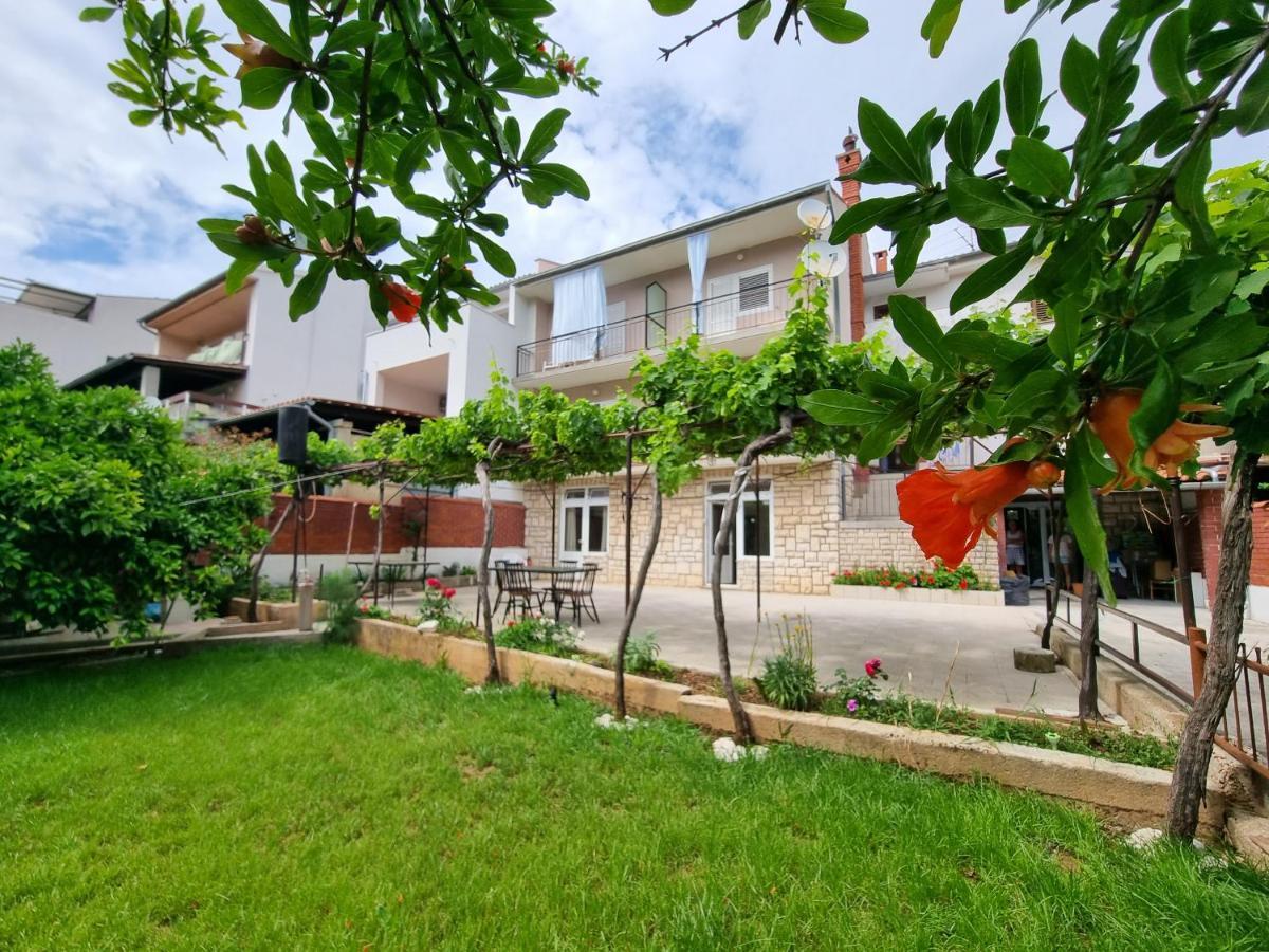 Retreat Apartments With Free Parking Pola Esterno foto