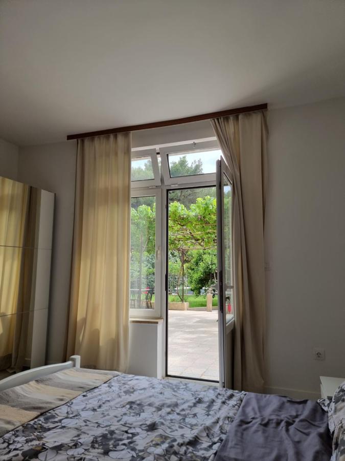 Retreat Apartments With Free Parking Pola Esterno foto