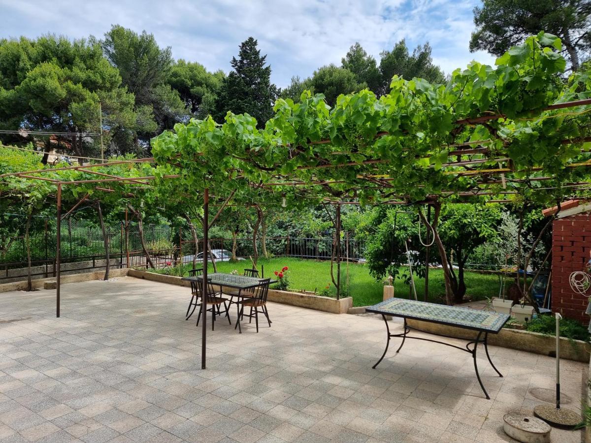Retreat Apartments With Free Parking Pola Esterno foto
