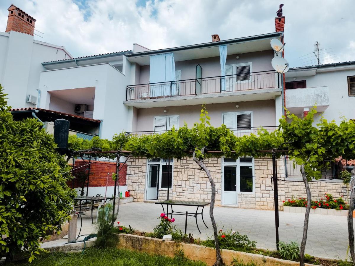 Retreat Apartments With Free Parking Pola Esterno foto
