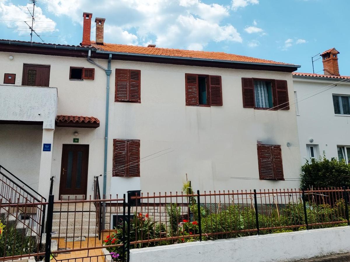 Retreat Apartments With Free Parking Pola Esterno foto