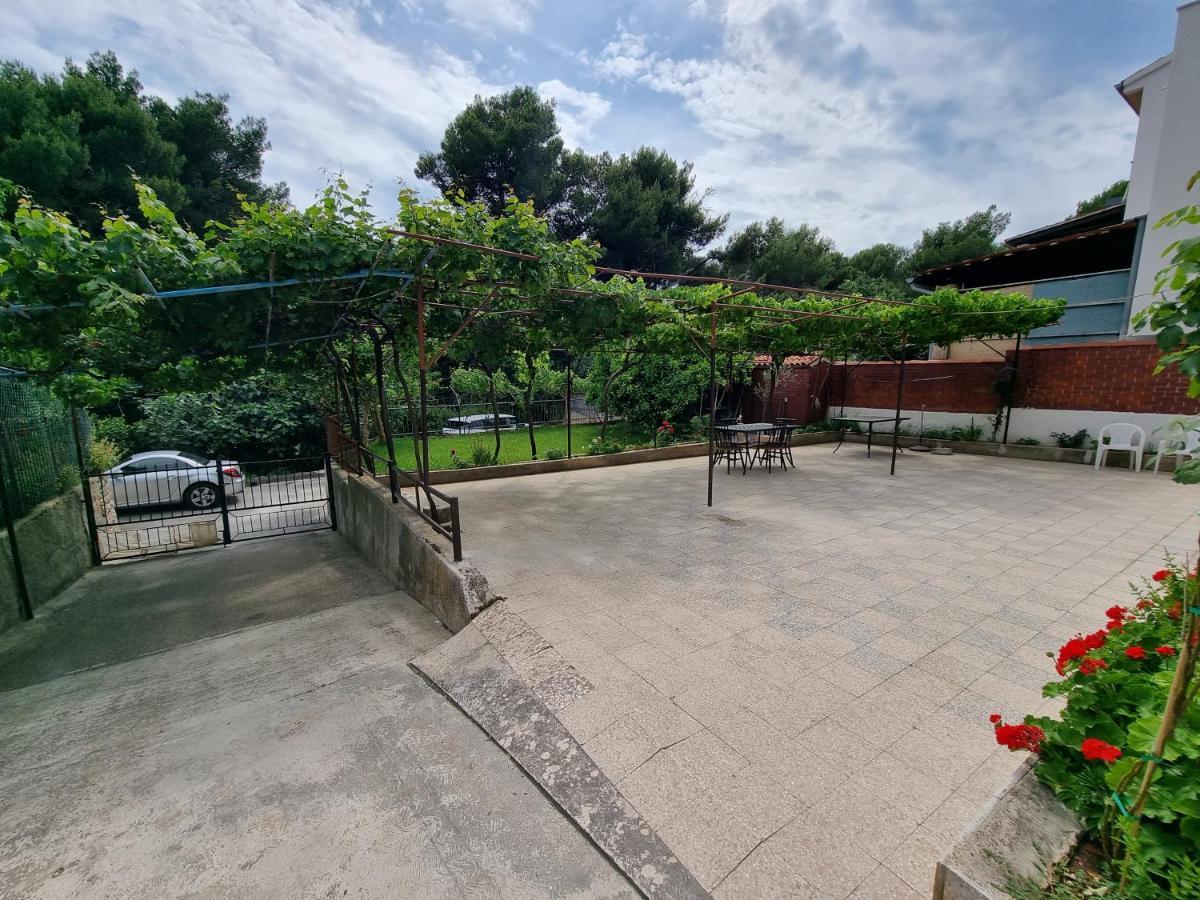 Retreat Apartments With Free Parking Pola Esterno foto