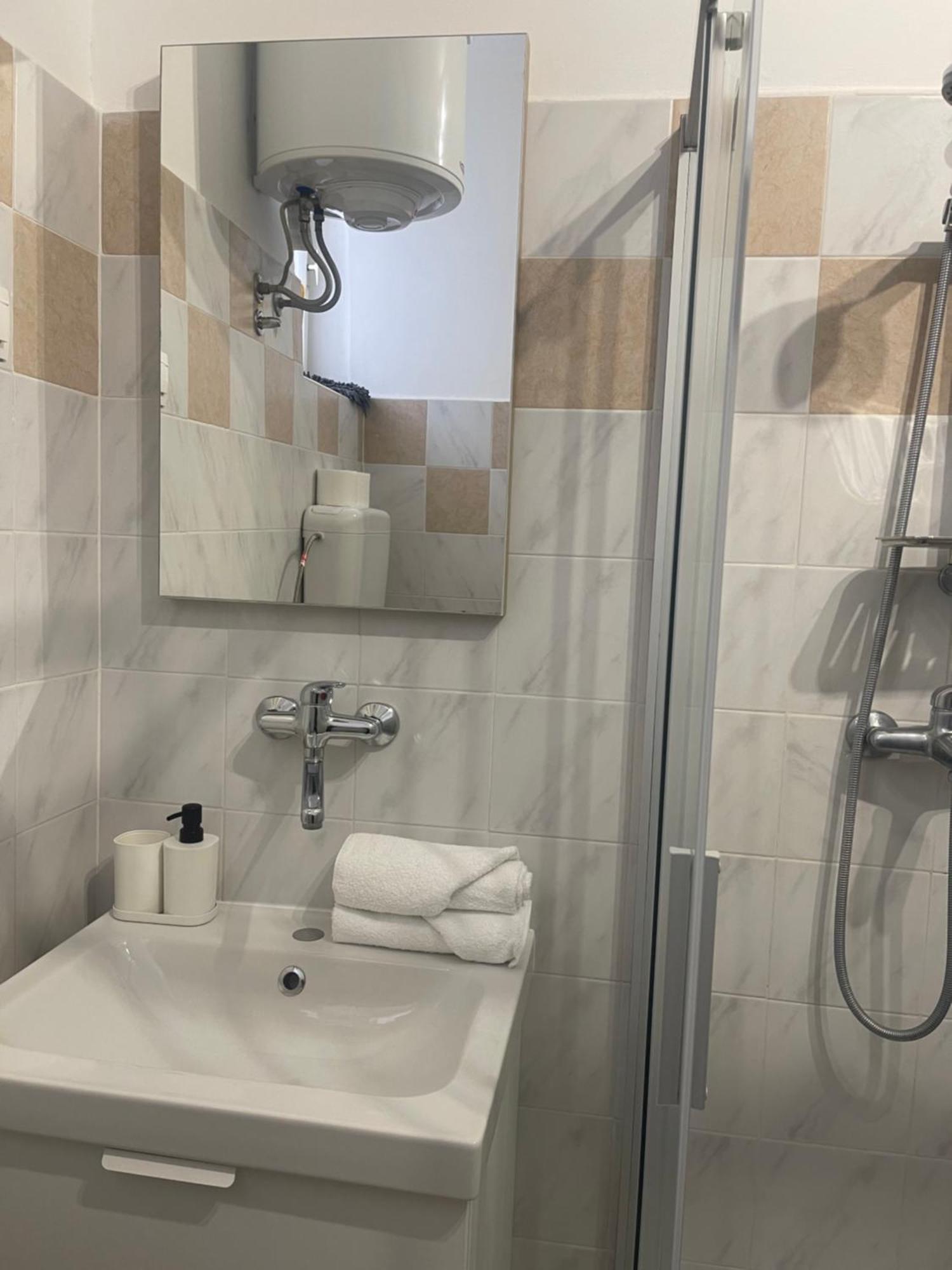 Retreat Apartments With Free Parking Pola Esterno foto